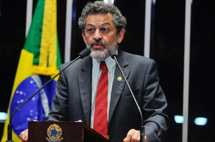 O líder do PT no Senado, Paulo Rocha (PA)