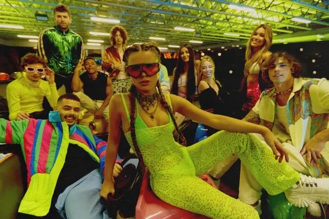 Giulia Be e amigos no clipe de 'Lokko'