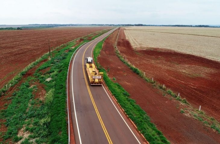 A região cortada pela MS-258 é um importante polo agrícola, distante apenas 55 km de Campo Grande