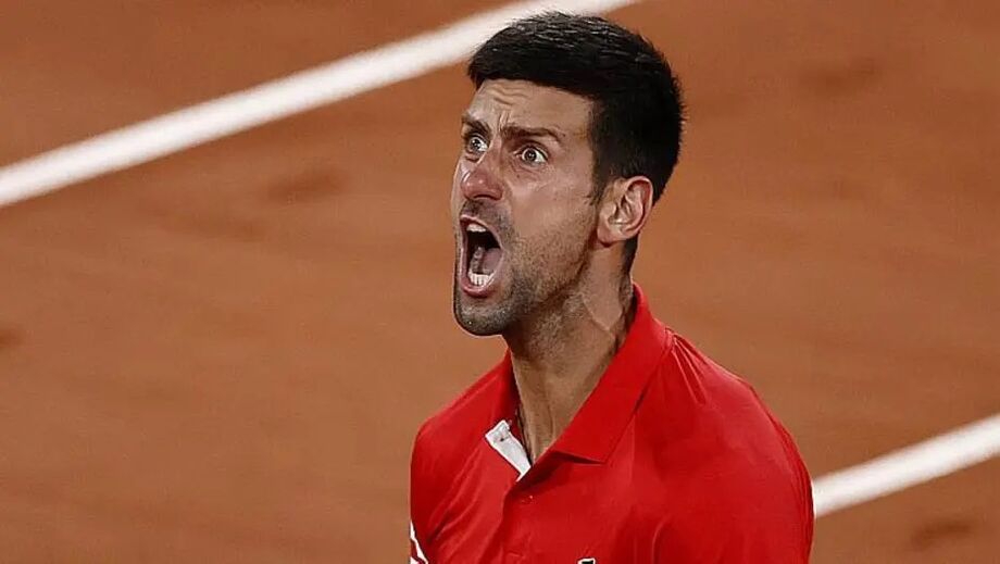 Após paralisação por toque de recolher, Djokovic vence e revê Nadal na semifinal