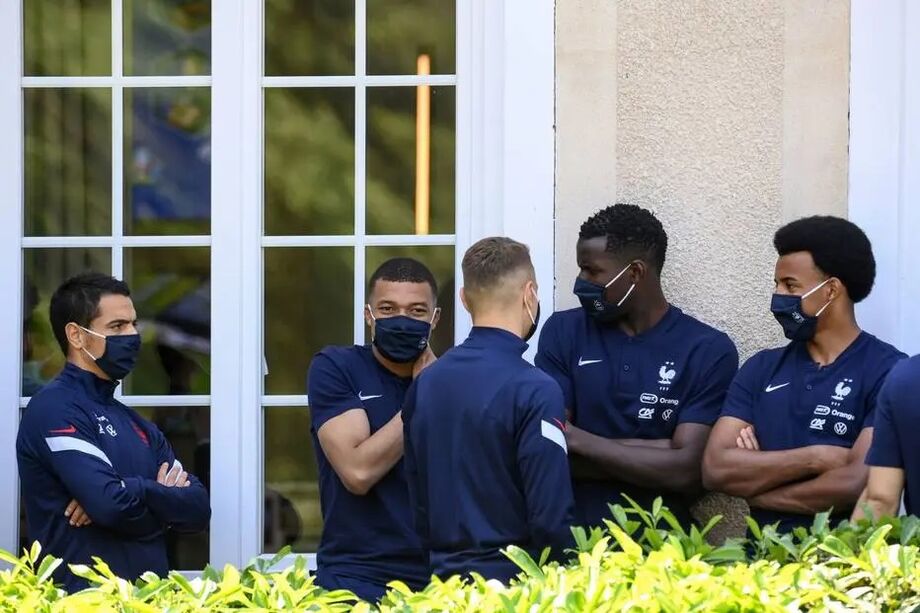 Wissam Ben Yedder, Kylian Mbappe, Lucas Digne, Kurt Zouma e Jules Kounde, da esquerda para a direita