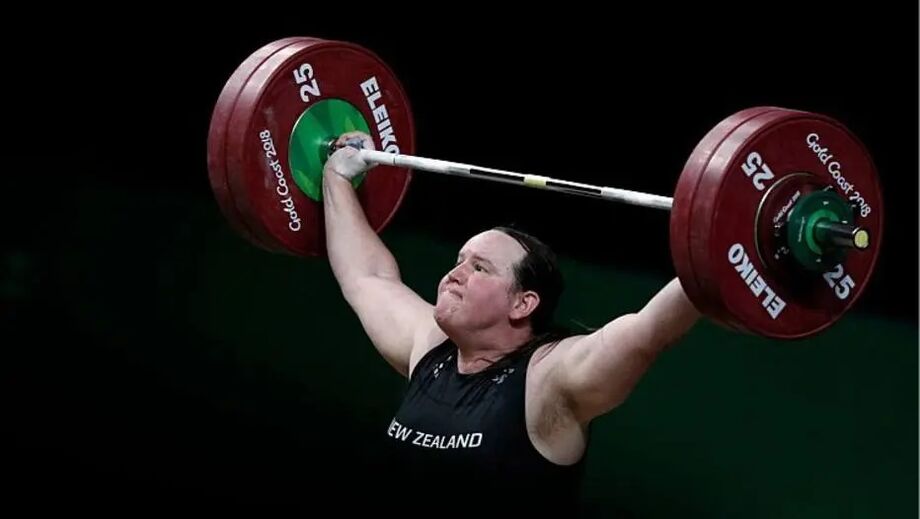 Laurel Hubbard, que também competiu como homem, foi reconhecida como atleta feminina no levantamento de peso