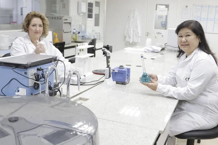 Silvia Yokoyama e Adriana Capella, pesquisadoras do CTC, em Piracicaba (SP), conseguiram  aprovar uma nova variedade de cana