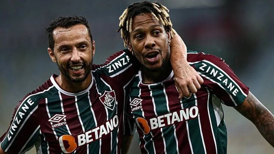 Nenê e Abel Hernández comemoram o gol do Fluminense contra o Bragantino