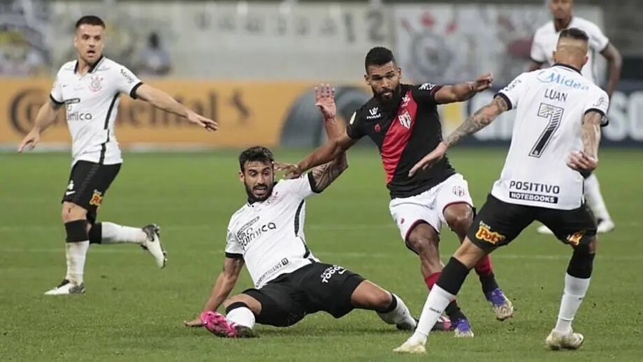Lance da derrota do Corinthians para o Atlético-GO