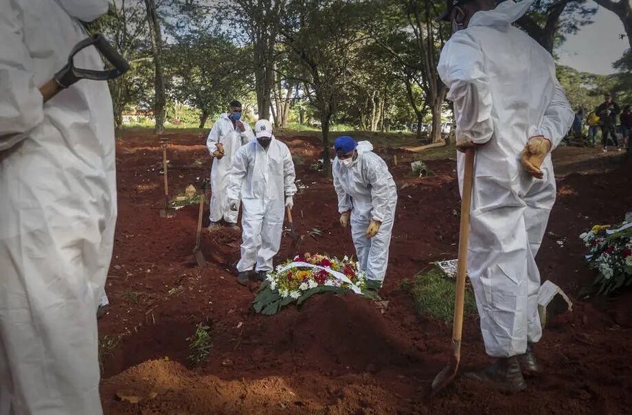Vítima da covid-19 é sepultada no cemitério da Vila Formosa, em São Paulo