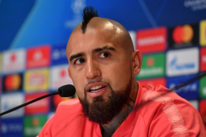 Vidal foi um dos jogadores a receber a visita de um cabeleireiro na concentração do Chile em Cuiabá