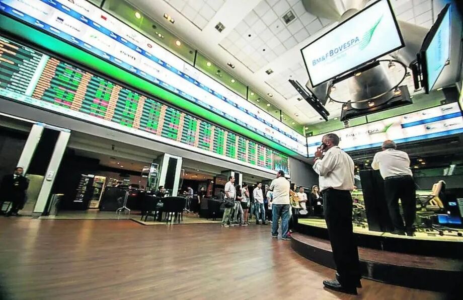 Já o dólar, que voltou a furar o suporte dos R$ 5,00 há pouco, com a mínima a R$ 4,9824