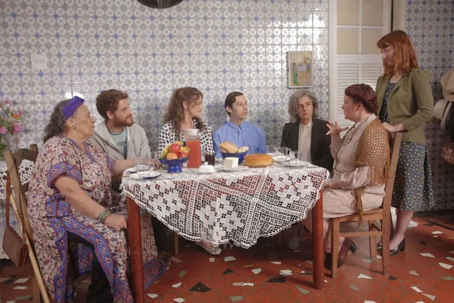 Em uma cidade do interior. Marieta Severo (casaco escuro) é Ada: temas espinhosos