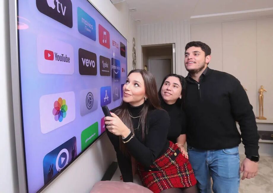 Caroline Nogueira (à esquerda) assina cinco serviços de streaming na casa em que vive com sua mãe, Maria Estela Costa Nogueira, e seu irmão, Matheus Nogueira