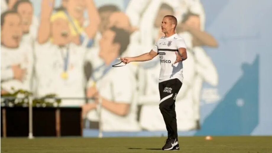 Sylvinho, técnico do Corinthians, durante treino