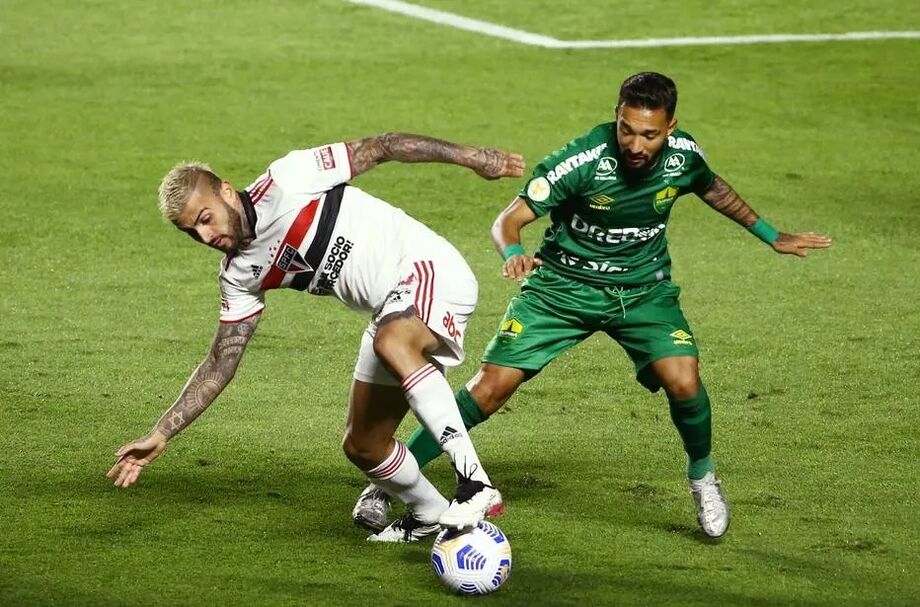 Liziero em disputa de bola com Clayson