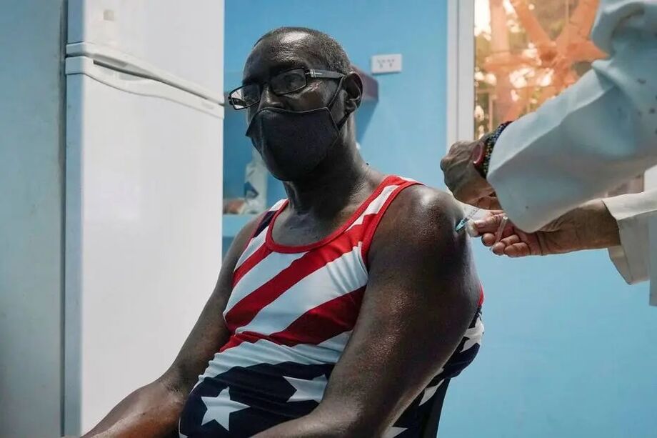Homem é vacinado em Havana, Cuba, em junho de 2021