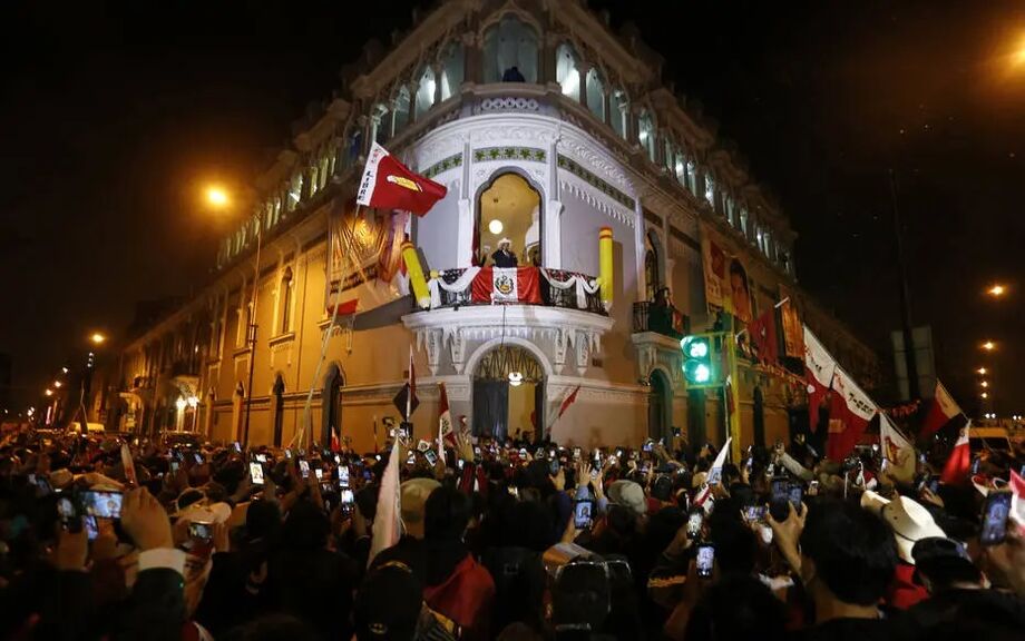 O candidato presidencial de esquerda Pedro Castillo, do Peru Libre, acena para simpatizantes da sede de seu partido em Lima