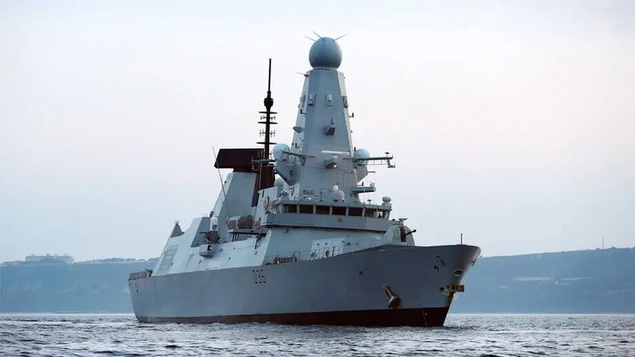 Rússia diz ter feito disparos de alerta contra navio britânico