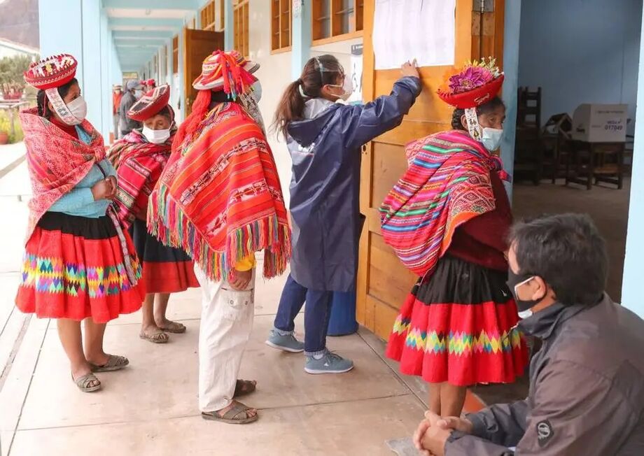 Peruanos na cidade de Chinchero em fila de seção eleitoral