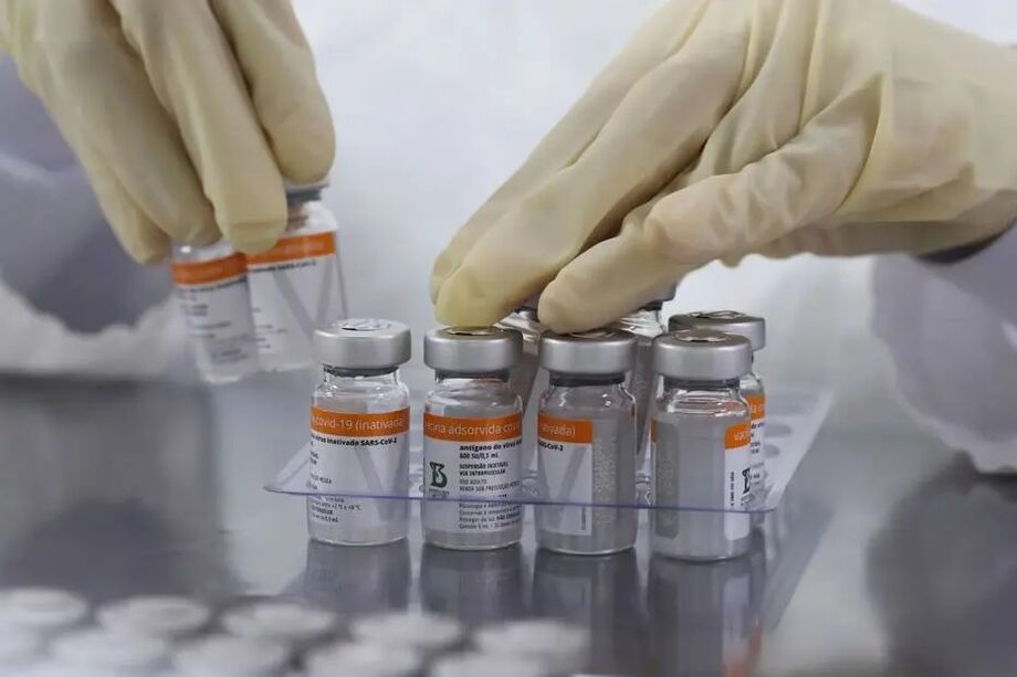 Funcionário manuseia doses da Coronavac no Instituto Butantan