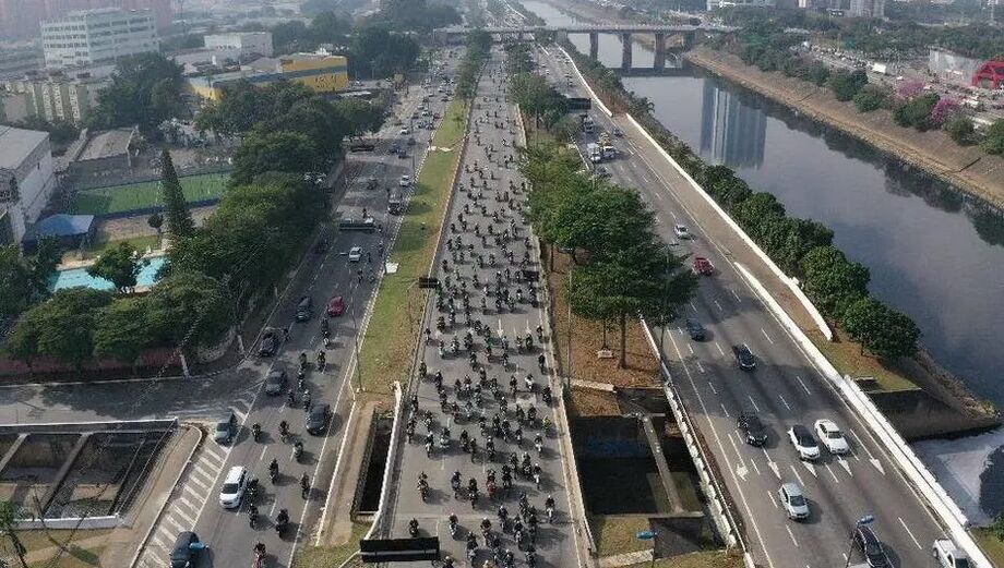 Apoiadores de Jair Bolsonaro passam de moto pela Marginal do Tietê, em São Paulo, em ato com a participação do presidente