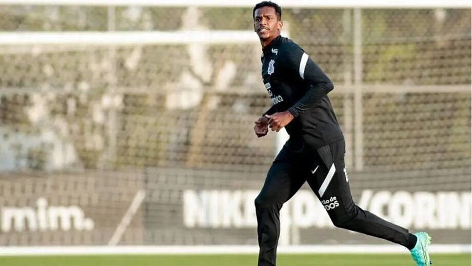 Jô em ação durante treinamento no CT Joaquim Grava