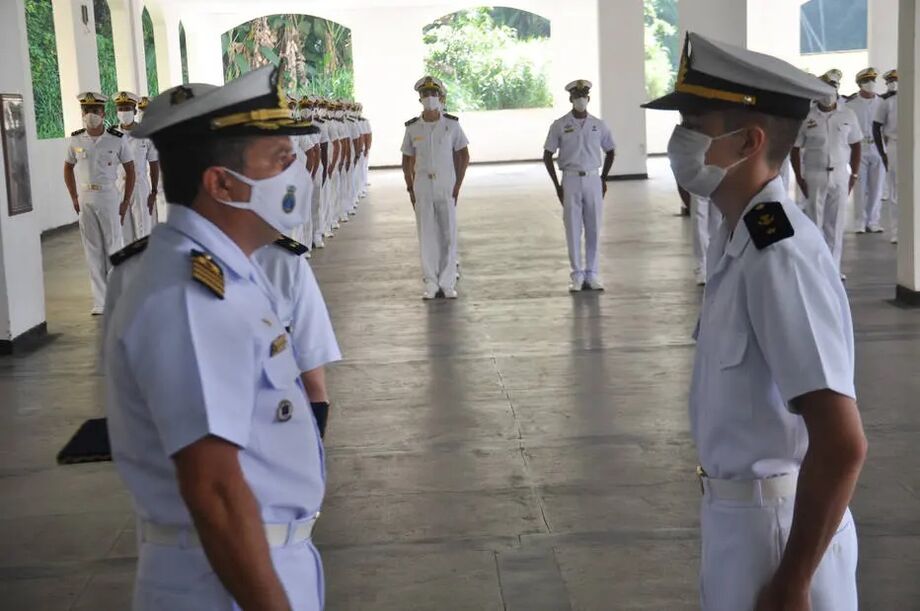 A escola funciona em regime de internato, com rotina militar diária