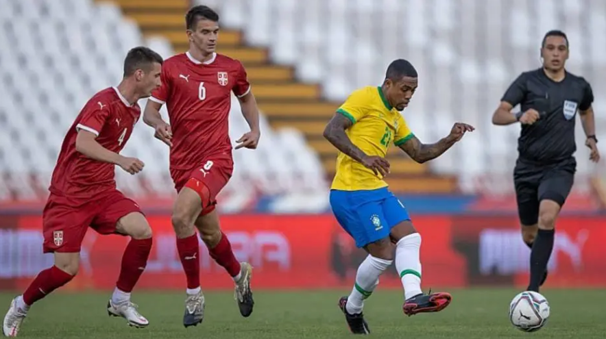 Malcom em ação pela seleção em amistoso diante da Sérvia