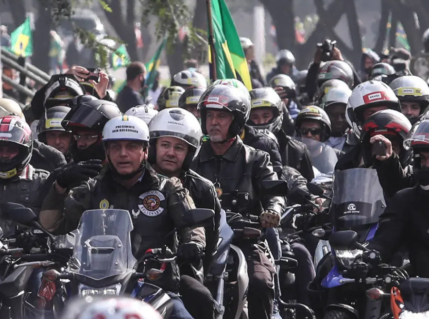 Bolsonaro participa de ato em SP e fala em suspender obrigatoriedade da máscara