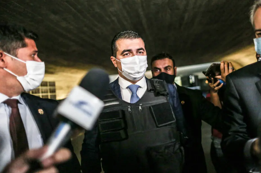 Deputado Luis Miranda (DEM-DF) chega ao Senado para depor à CPI da Covid com colete à prova de bala