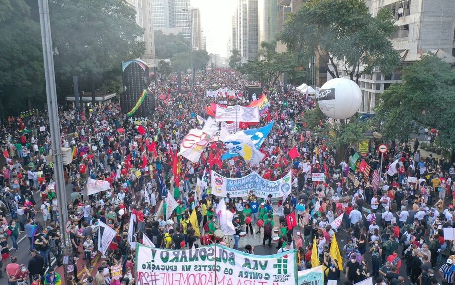 Manifestantes se reúnem na avenida Paulista em ato contra o presidente Jair Bolsonaro neste sábado (29).