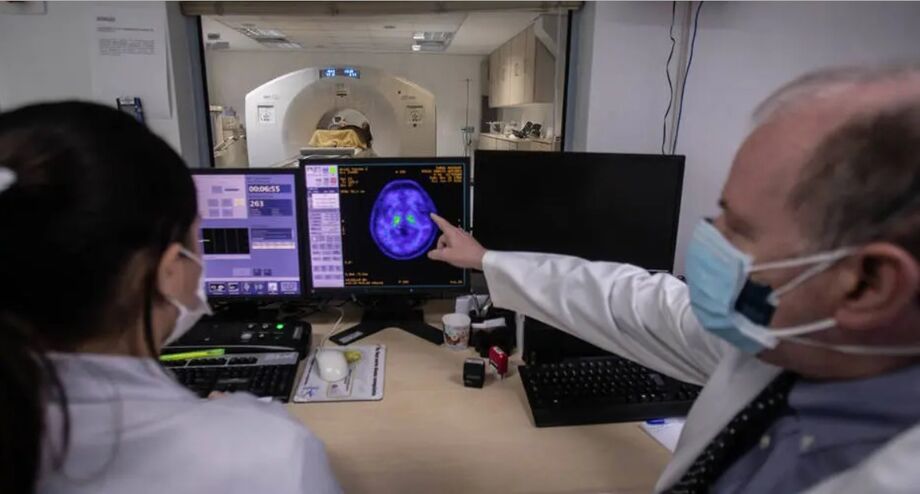 O exame PET-CT para diagnóstico de Alzheimer começa a ser usado no Brasil, mas não é um procedimento gratuito e insumos são importados