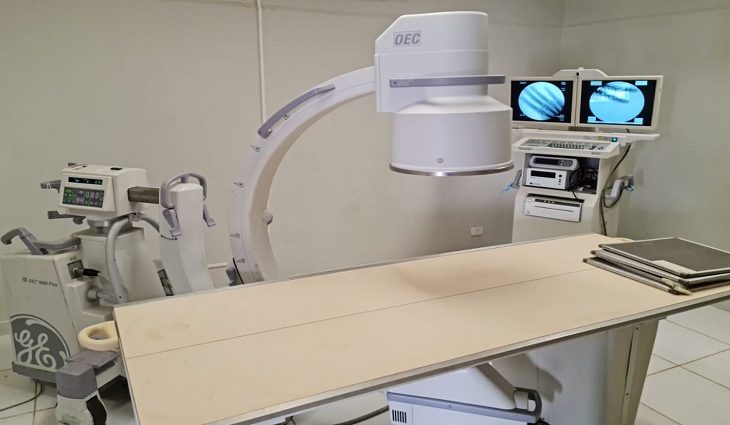 O arco cirúrgico possibilita a radiografia estática, porém com o diferencial de evitar cortes de grandes proporções no corpo e fornecer imagens dinâmicas de alta resolução e em tempo real