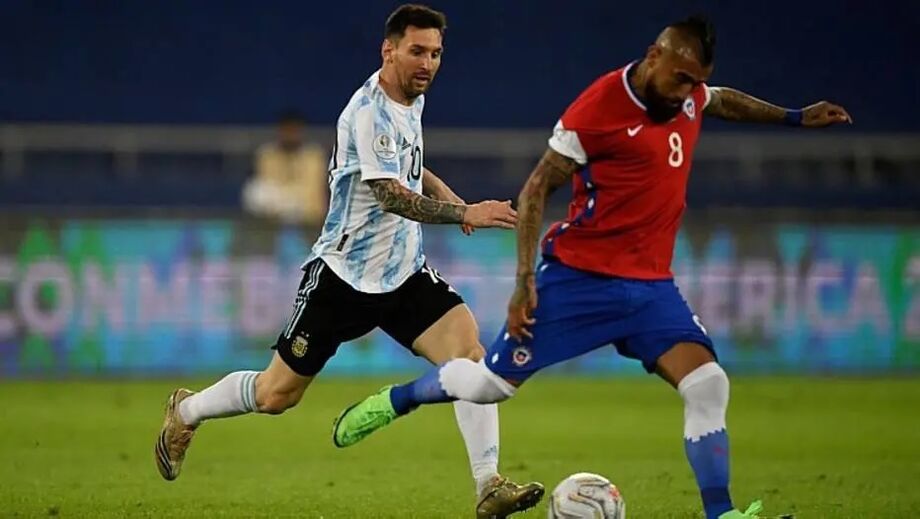 Messi e Vidal em ação no duelo entre Argentina e Chile