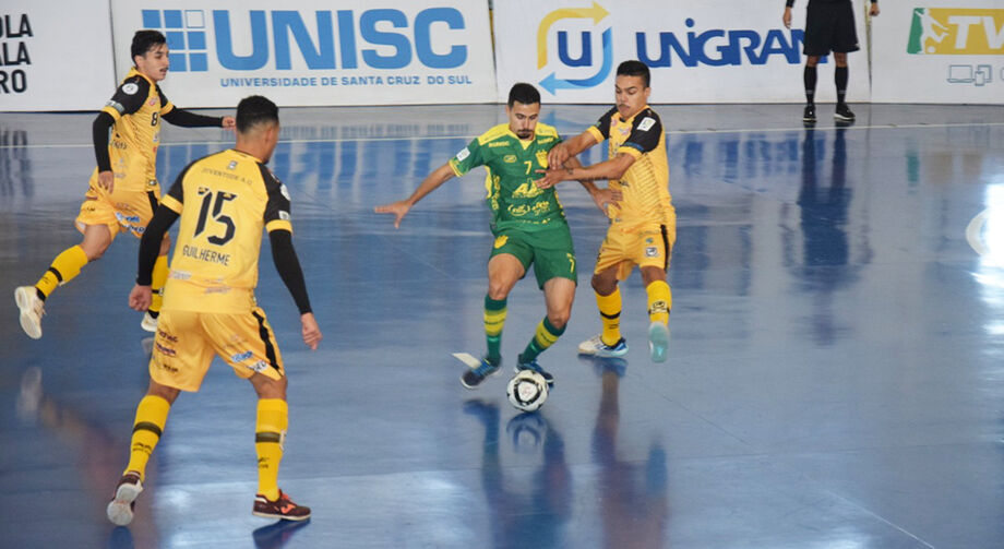 O ala Rikelme foi o nome do jogo, ao marcar três gols para o time sul-mato-grossense