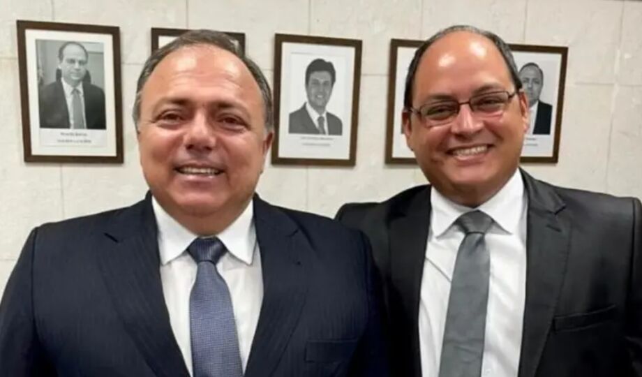 O ex-ministro Eduardo Pazuello ao lado do advogado Zoser Hardman