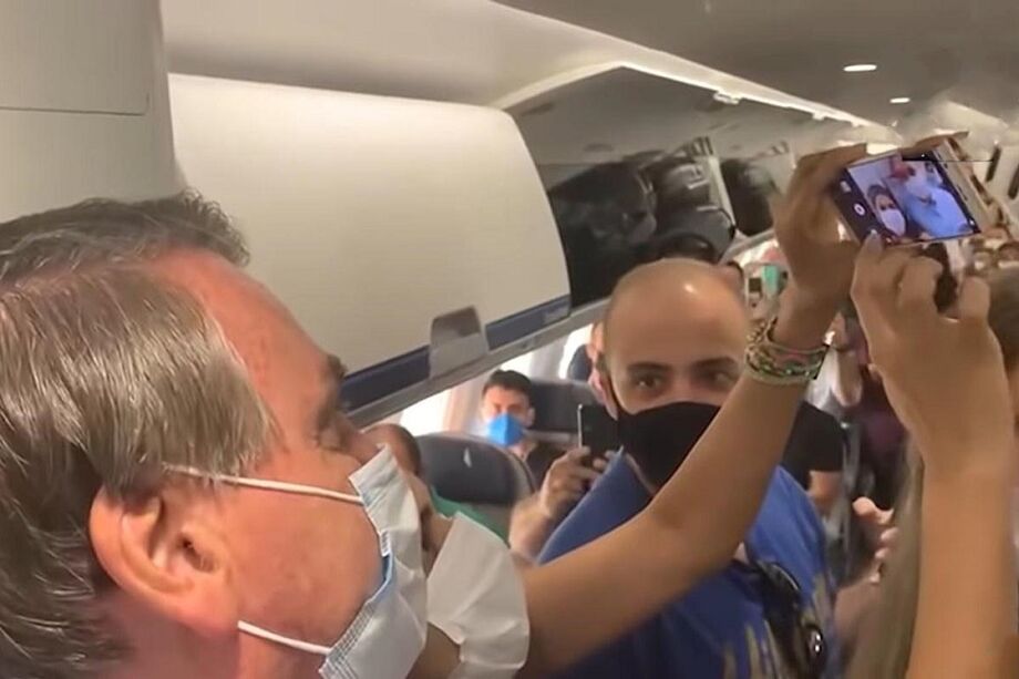 CPI aprova requerimento para que Azul explique visita de Bolsonaro a avião
