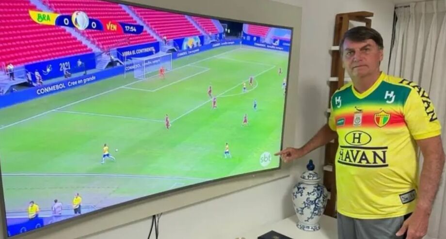 Bolsonaro posta foto assistindo a Copa América no SBT