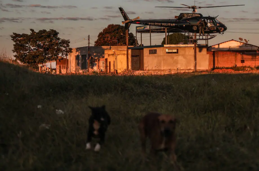 Movimentação de helicópteros e policiais assusta moradores