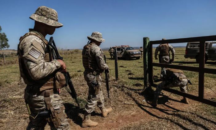 Força-tarefa montada pela polícia vistoria propriedades na região de Cocalzinho de Goiás, no interior do Estado