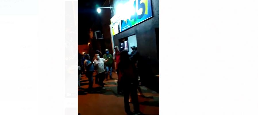 Segundo o vídeo que circula nas redes sociais, um grupo foi até o local cobrar um pagamento