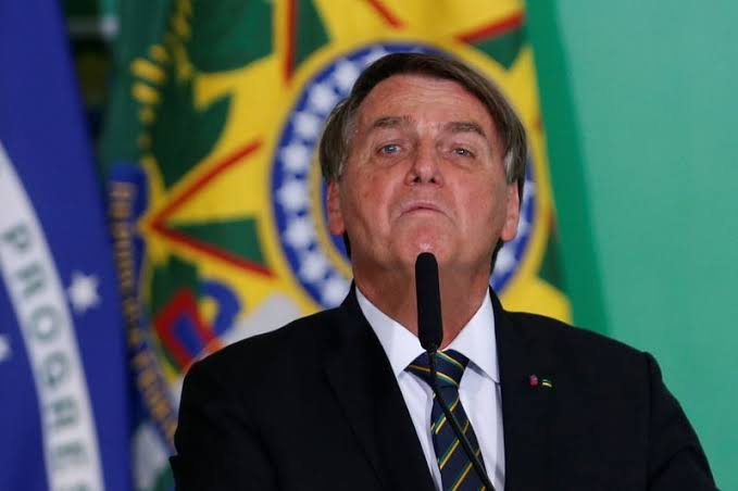 Bolsonaro desafia Barroso e diz que, se Congresso aprovar, 'vamos ter voto impresso e ponto final'