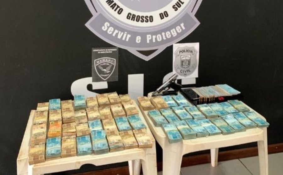 Além destes crimes, o suspeito agora responderá também por posse de arma de fogo de uso restrito e falsificação de documento público, tendo sido autuado em flagrante nesta data