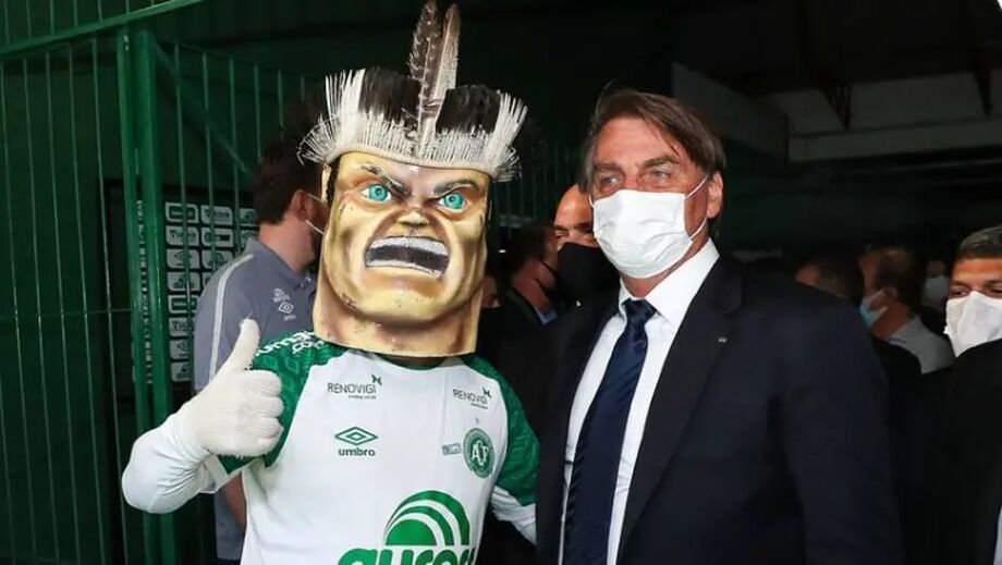 Presidente foi recebido pelo índio condá, mascote do clube, ao chegar nas instalações da Chape