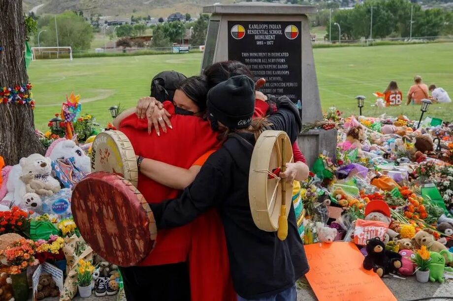 Memorial em homenagem a crianças indígenas encontradas mortas no Canadá