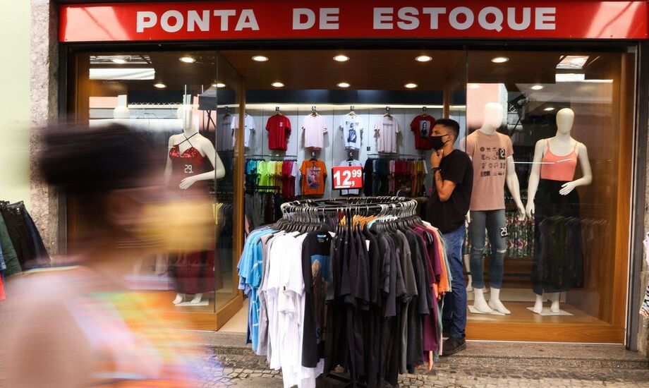Faixa etária menos vacinada é a que mais sofre com mortes pela Covid-19