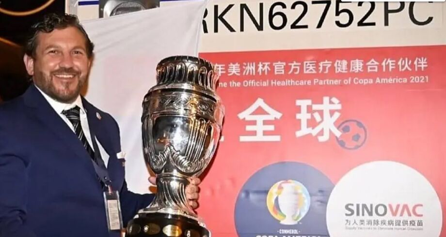 O presidente da Conmebol, Alejandro Domínguez, postou foto ao lado do lote com o troféu da Copa América