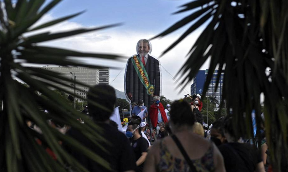 Ao contrário dos atos pró-governo, os manifestantes usam máscaras e distribuem álcool em gel. Há pontos de distanciamento social, mas também de aglomeração.