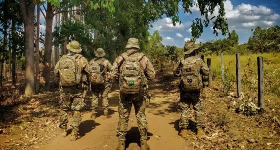 A Polícia Militar usa helicópteros, cães farejadores e conta com auxílio da Polícia Federal e Civil