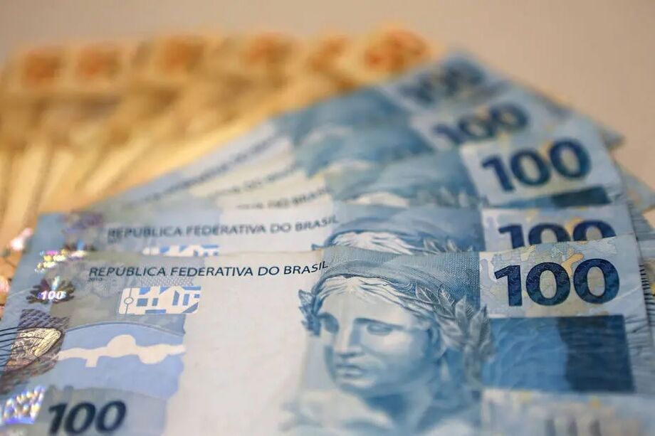 Os juros futuros têm leve alta na manhã desta segunda-feira, 7, após terem caído na sessão regular de sexta-feira (4)