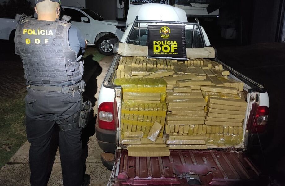 Policiais do Departamento de Operações de Fronteira (DOF) apreenderam, na noite desta terça-feira, um veículo Fiat Strada de cor branca carregado com 742,2 quilos de maconha, distribuídos em vários volumes prensados