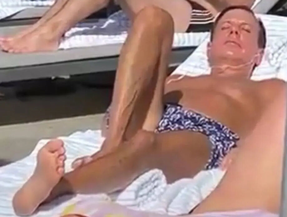 O governador João Dória toma sol em área de lazer de hotel, sem máscara