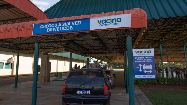 Drive-thru de vacinação na Capital